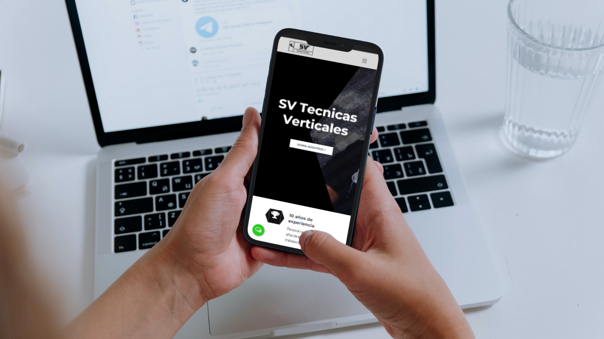 Dispositivo móvil donde muestra la pagina web de SV Técnicas Verticales | Diseños de Paginas Web