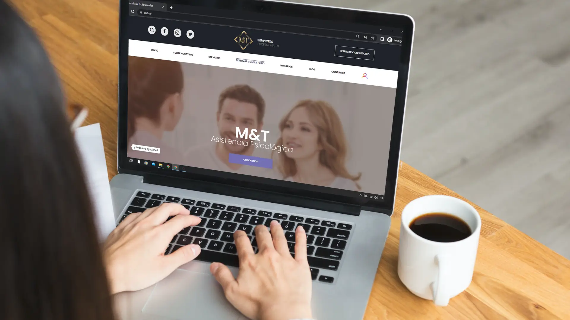 Pantalla de computadora donde muestra el inicio del sitio web de Inmobiliaria M&T Servicios Profesionales | Diseños de Paginas Web