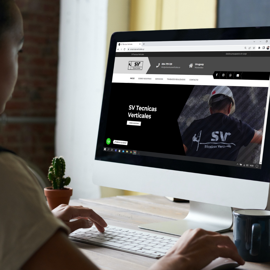 pantalla de computadora sobre un escritorio, donde muestra la pagina web de SV Técnicas Verticales | Diseños de Paginas Web